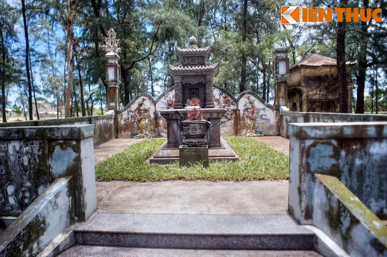 Vì thế, người thời ấy đều phục ông dũng cảm, mến mộ gọi là Sắt – Võ Tá Sắt.