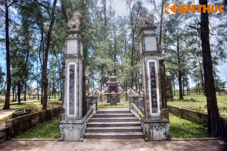 Theo tư liệu dân gian, khi làm chức Tổng trấn Sơn Nam (vùng Hà Nam ngày nay) trong một lần dẫn quân đánh nhau với quân phản loạn Nguyễn Hữu Cầu, ông bị một viên đạn bắn vào mắt làm bật con ngươi ra ngoài…