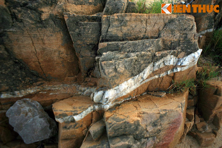 Nhìn gần sẽ thấy phần màu trắng này là một loại đá có kết cấu khác, dường như được "ai đó" khảm vào mặt đá nâu một cách khéo léo.