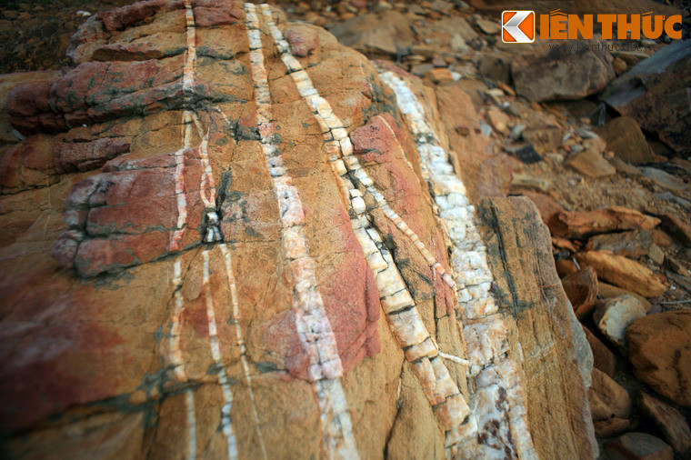 "Tác giả" của những phiến đá có sọc trắng này không ai khác chính là tạo hóa.