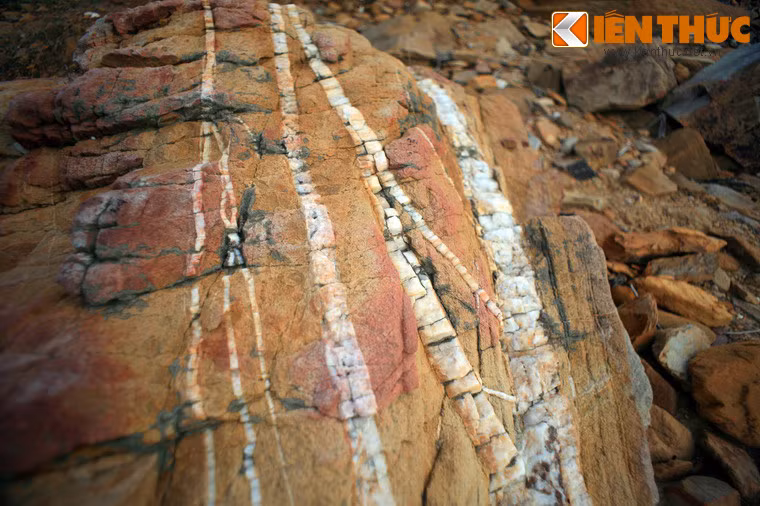 "Tác giả" của những phiến đá có sọc trắng này không ai khác chính là tạo hóa.