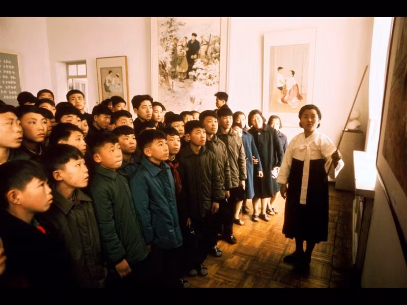 Nhóm học sinh tham quan một bảo tàng ở Bình Nhưỡng.