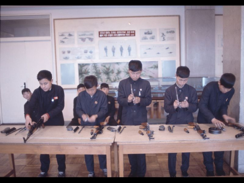Nhóm nam sinh học lắp ráp súng trường tấn công tại một khóa học quân sự.