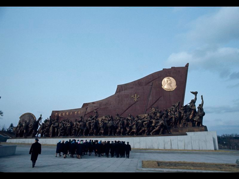 Đoàn du khách thăm viếng đài tưởng niệm Mansudae.