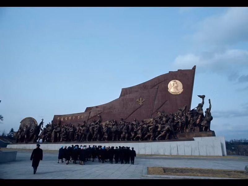 Đoàn du khách thăm viếng đài tưởng niệm Mansudae.