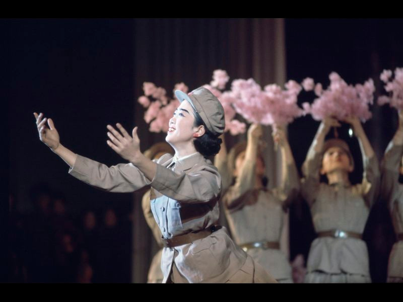 Một nhóm diễn viên múa Triều Tiên biểu diễn trong quân phục.