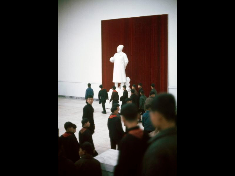 Các đội viên thiếu niên Triều Tiên tham quan một bảo tàng lịch sử.