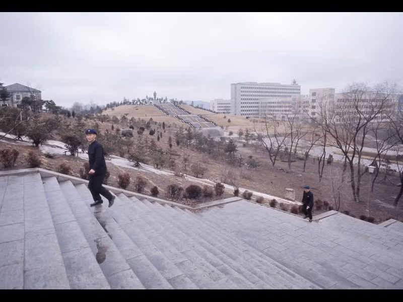 Khung cảnh nhìn từ ngọn đồi tại một khu tưởng niệm ở Bình Nhưỡng.