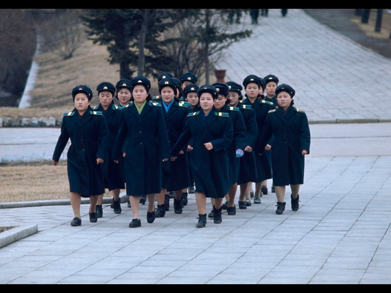 Một nhóm nữ quân nhân Triều Tiên diễu hành trên đường phố vào tháng 2/1973. Ảnh: John Bulmer/ Getty Images.
