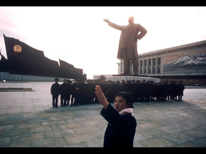 Một hướng dẫn viên thuyết trình trước một nhóm du khách tại Đài tưởng niệm Mansudae tại Bình Nhưỡng, thủ đô Triều Tiên năm 1973.