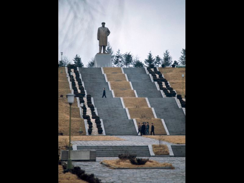 Lối đi dẫn lên tượng đài lãnh tụ Kim Nhật Thành tại một quả đồi.