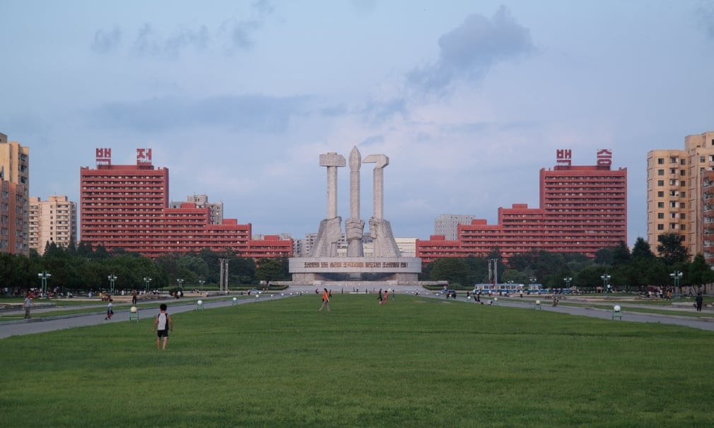 Khu tượng đài Đảng Lao động được xây năm 1995 để kỷ niệm ngày sáng lập chính đảng lãnh đạo Triều Tiên.