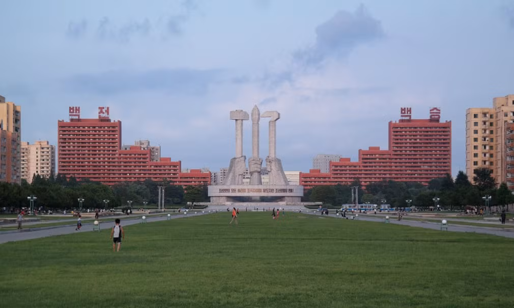 Khu tượng đài Đảng Lao động được xây năm 1995 để kỷ niệm ngày sáng lập chính đảng lãnh đạo Triều Tiên.