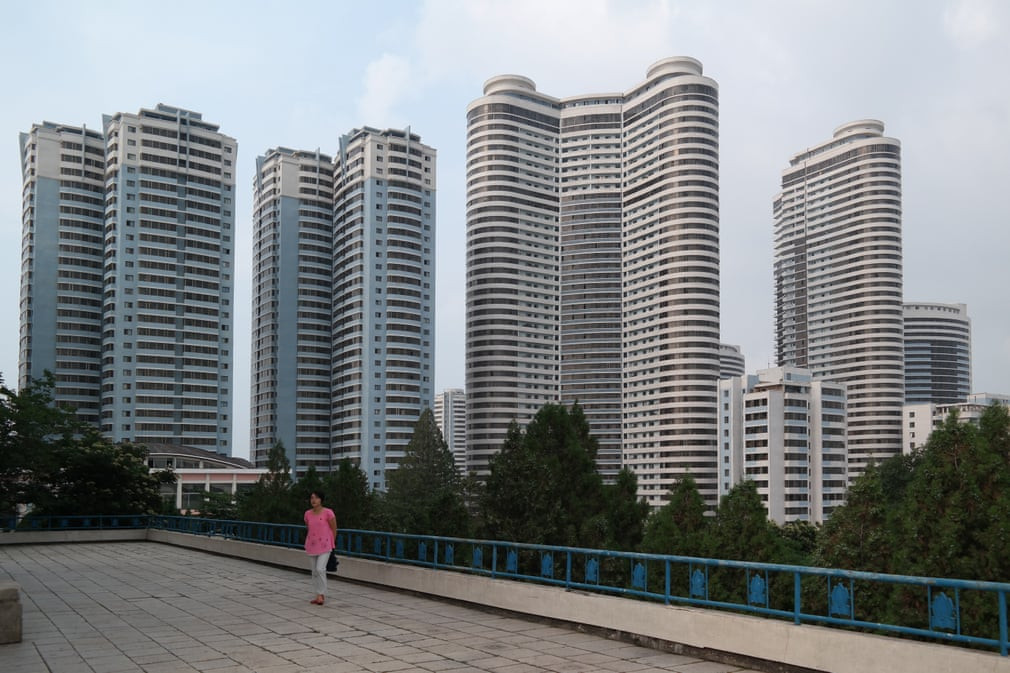 Khu chung cư trên phố Changjon được xây năm 2012, là một trong những công trình tiêu biểu của Triều Tiên đầu thế kỷ 21.