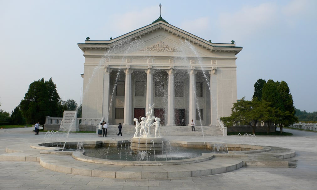 Một công trình mang kiến trúc cổ điển khác là nhà hát Moranbong, xây năm 1954.