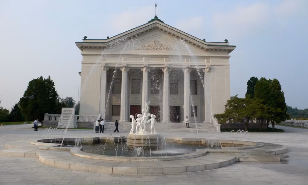 Một công trình mang kiến trúc cổ điển khác là nhà hát Moranbong, xây năm 1954.