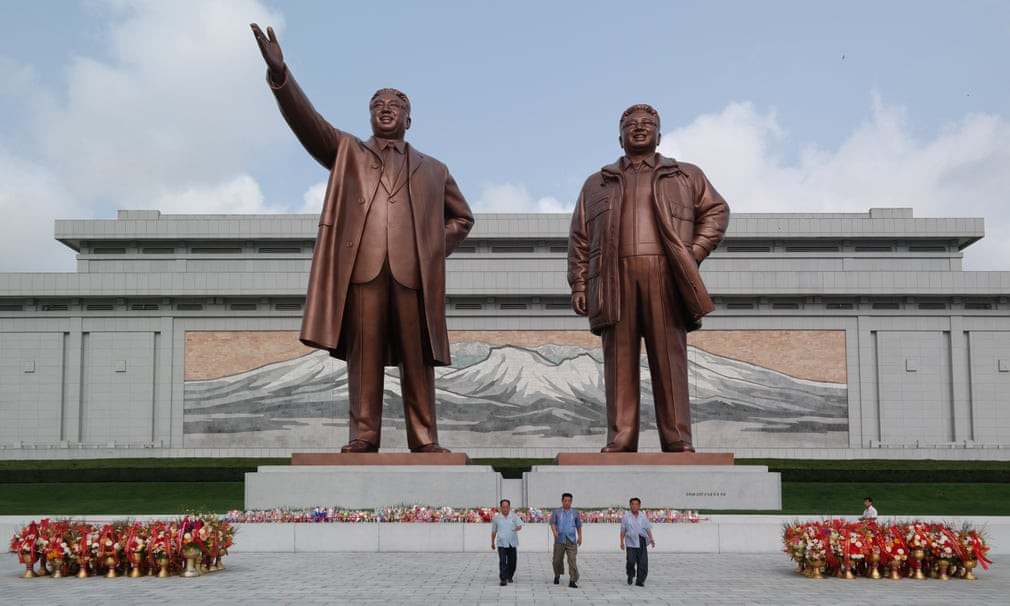 Đài tưởng niệm Mansudae được khởi công năm 1972. Tâm điểm của nơi đây là hai tượng đồng cao 20 m của lãnh tụ Kim Nhật Thành và Kim Jong Il.