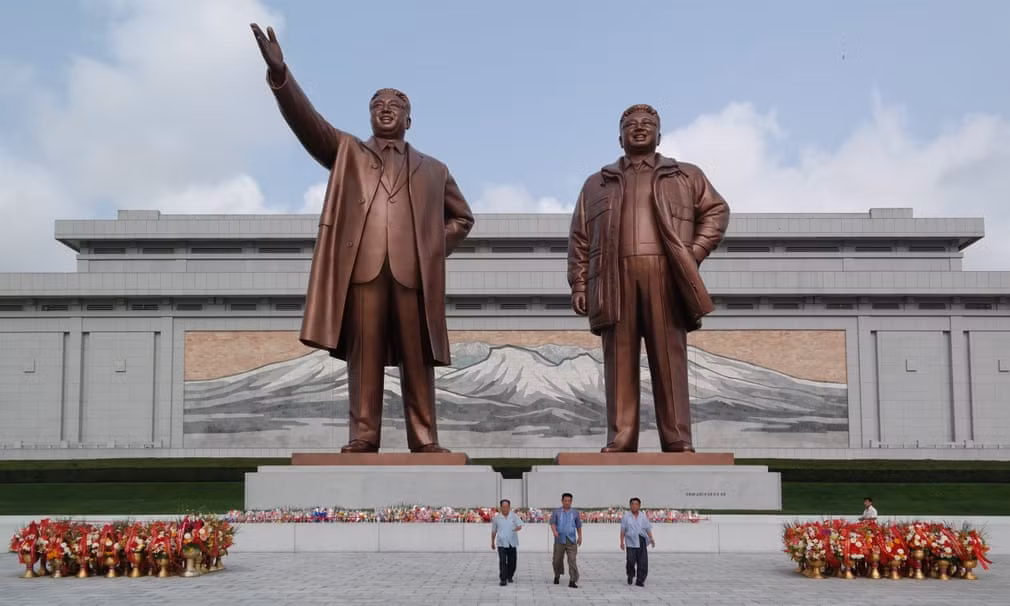 Đài tưởng niệm Mansudae được khởi công năm 1972. Tâm điểm của nơi đây là hai tượng đồng cao 20 m của lãnh tụ Kim Nhật Thành và Kim Jong Il.