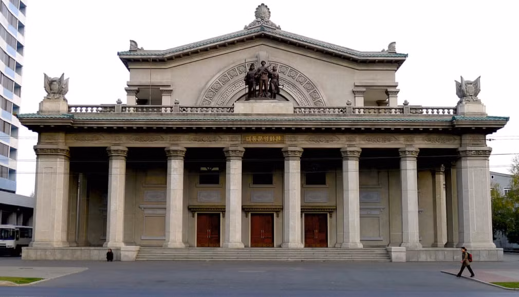 Rạp chiếu bóng Taedongmun được xây năm 1955, là một công trình mang phong cách phương Tây cổ điển hoành tráng.