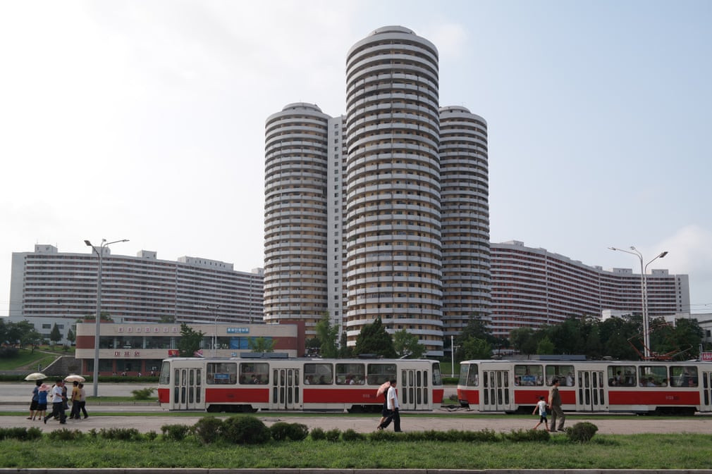 Khu chung cư trên phố Kwangbok được xây năm 1989, là một khu chung cư kiểu mẫu của Bình Nhưỡng.