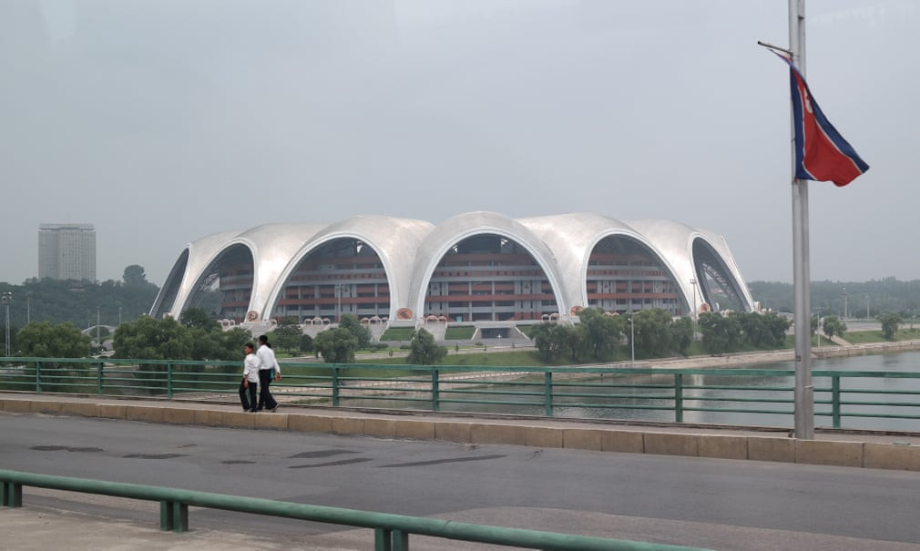Sân vận động Mùng 1 tháng 5 được xây năm 1987, có sức chứa 150.000 người, được coi là sân vận động lớn nhất thế giới.