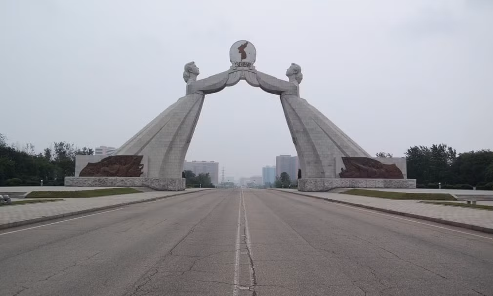 Cổng chào Thống Nhất được xây năm 2001, biểu tượng cho ước vọng thống nhất hai miền Triều Tiên.