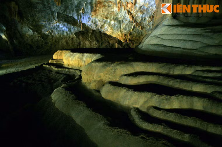 Những kiến tạo dạng này có thể được bắt gặp khá nhiều trong hệ thống hang động Phong Nha - Kẻ Bàng, Di sản thiên nhiên thế giới nằm ở tỉnh Quảng Bình của Việt Nam.