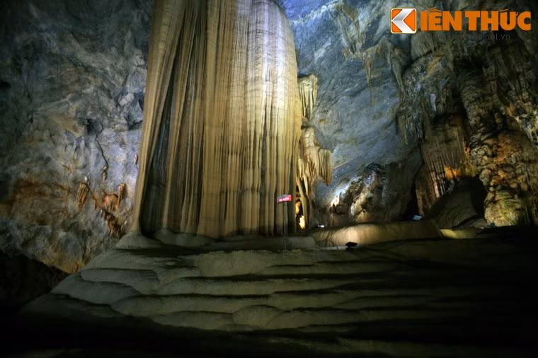 Tất nhiên, đó không phải những "thửa ruộng" đúng nghĩa mà chỉ là kiến tạo địa chất tạo nên những hình dáng tầng tầng, bậc bậc của đá vôi, gợi liên tưởng đến hình ảnh những thửa ruộng bậc thang.