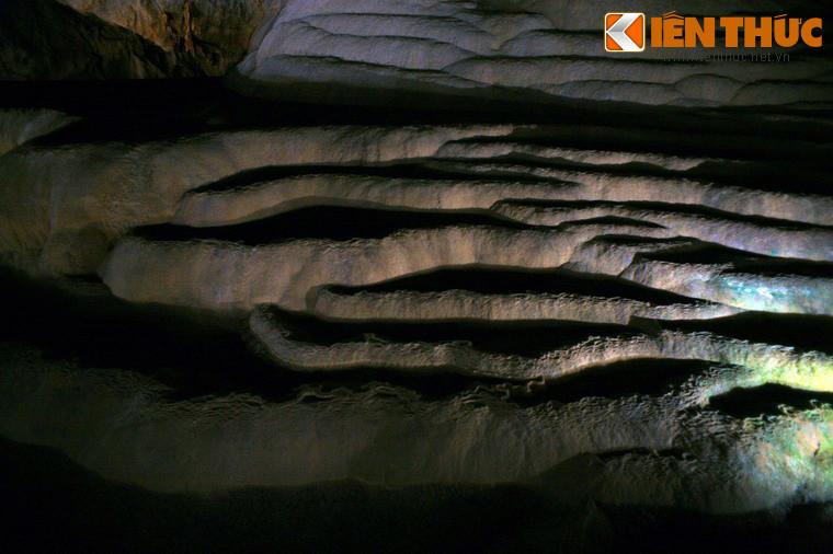 Nếu như ở Tây Bắc các thửa ruộng bậc thang được con người xây dựng trong quá trình kéo dài hàng trăm năm thì ở Phong Nha, "ruộng bậc thang" được tạo hóa "đẽo gọt" trong hàng triệu năm.