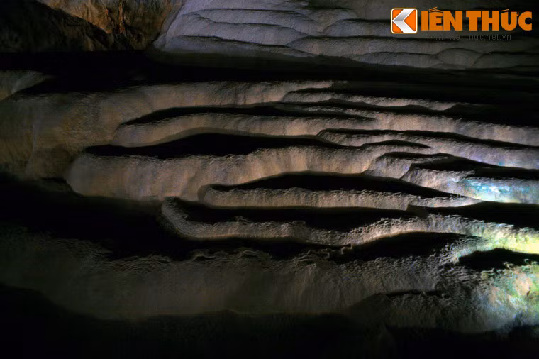 Nếu như ở Tây Bắc các thửa ruộng bậc thang được con người xây dựng trong quá trình kéo dài hàng trăm năm thì ở Phong Nha, "ruộng bậc thang" được tạo hóa "đẽo gọt" trong hàng triệu năm.