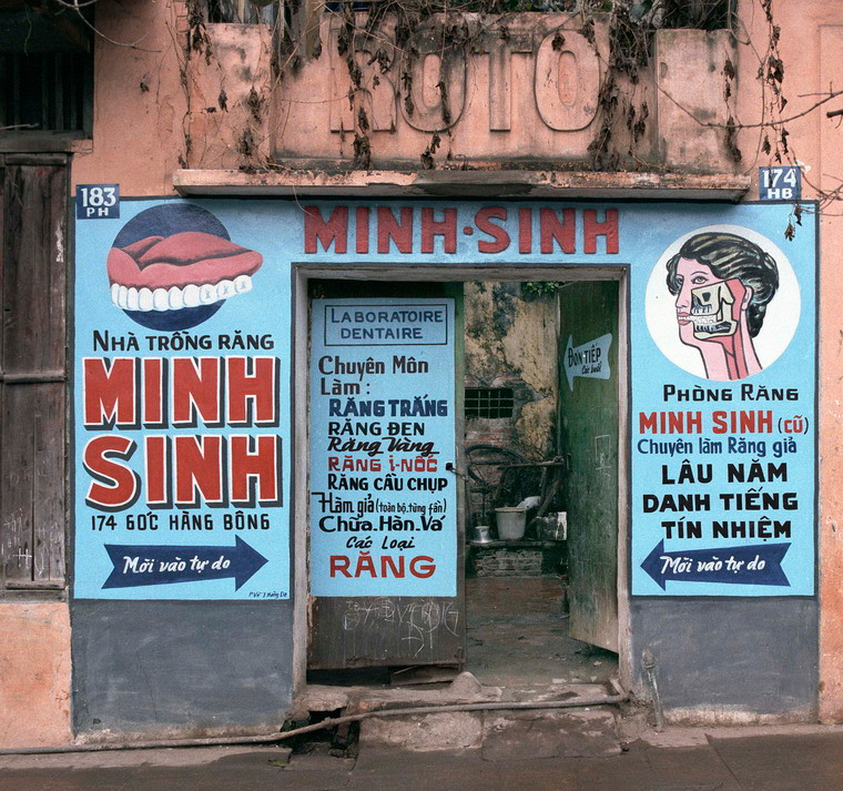 Bảng hiệu vẽ bằng tay trên tường của phòng khám răng 174 Hàng Bông, năm 1986.