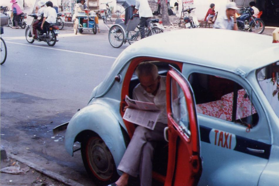 Dáng vẻ hoài cổ của xe taxi ở Sài Gòn năm 1997.
