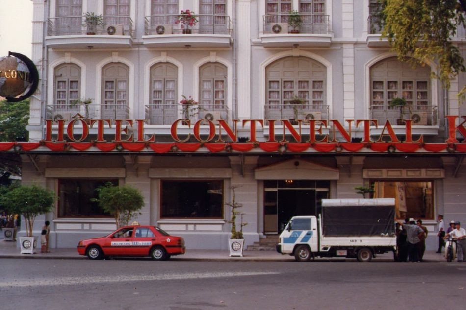 Khách sạn Continental Palace cạnh nhà hát.