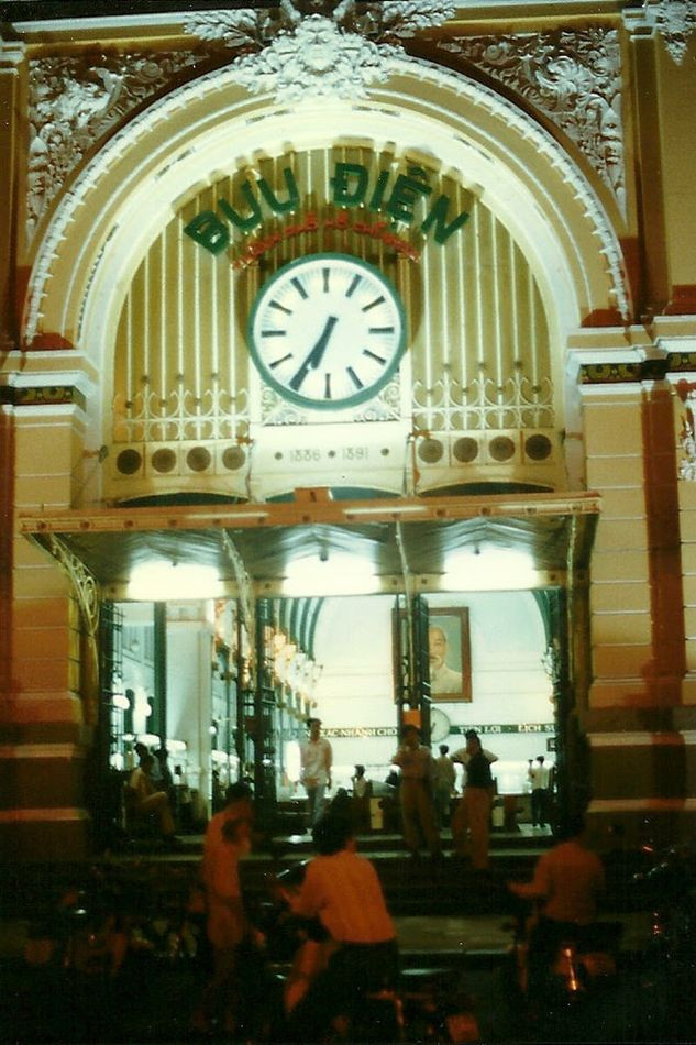 Cổng bưu điện thành phố, đối diện nhà thờ Đức Bà.