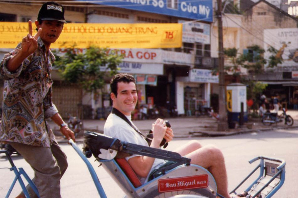 Ông Kyle Nunas trong chuyến thăm Sài Gòn năm 1997. Bức ảnh này được chụp bởi Tom Wallis, bạn đồng hành của ông vào thời điểm đó.