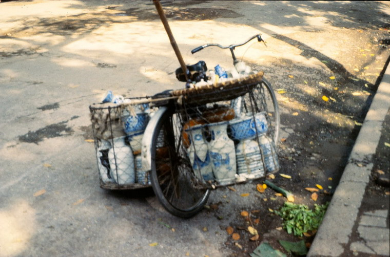 Chiếc xe đạp chở đồ gốm Bát Tràng được dựng bên lề đường.