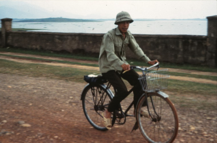 Một người đàn ông đạp xe trên đường đê sông Hồng ở ngoại ô Hà Nội. "Trong một vài lần di chuyển ra và vào Hà Nội, tôi đã chụp những bức ảnh người dân sử dụng xe đạp theo nhiều cách", theo lời ông Barry Smith.