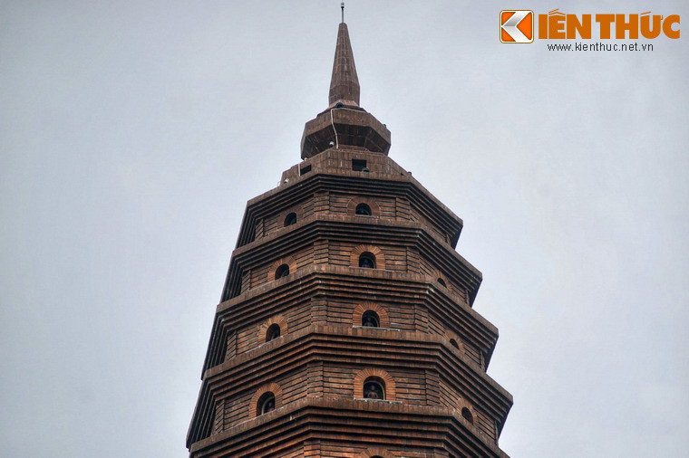 Mỗi tầng tháp có 8 mặt, chính giữa mỗi mặt có trổ ô cửa vòm xếp gạch múi cam.