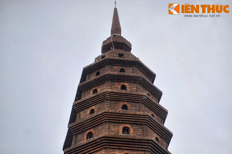 Mỗi tầng tháp có 8 mặt, chính giữa mỗi mặt có trổ ô cửa vòm xếp gạch múi cam.