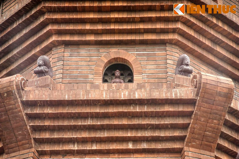 Trong mỗi ô cửa bài trí một tượng Phật, tạo hình giống với tượng Phật cổ được phát hiện ở tòa bảo tháp xưa. Riêng các ô cửa ở tầng một là lối vào trong lòng tháp.