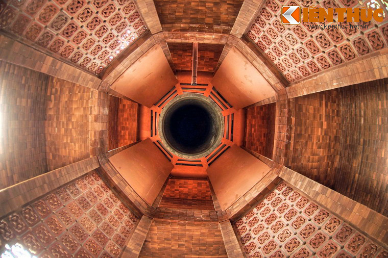 Đỉnh tháp treo một quả Đại hồng chung.