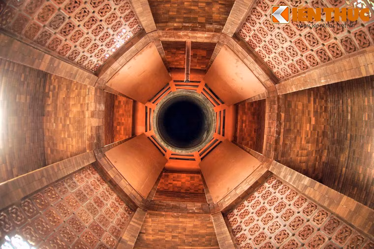 Đỉnh tháp treo một quả Đại hồng chung.