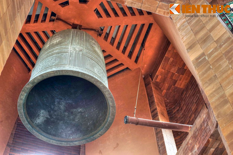 Đại hồng chung trong bảo tháp chùa Phật Tích có kích cỡ rất lớn, chỉ được đánh vào những dịp đặc biệt.
