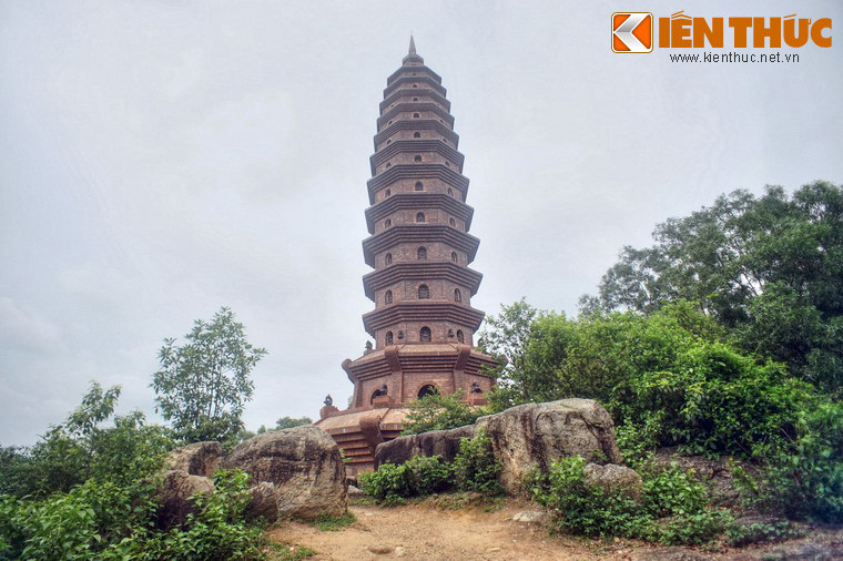 Vào thời Trần, ngôi tháp cổ bị đổ và lộ ra một bức tượng Phật A di đà bằng đá mà đến nay vẫn được lưu giữ. Nền móng tòa tháp cũ đã được khai quật, nằm ngay chính vị trí thờ Tam Bảo ngày nay