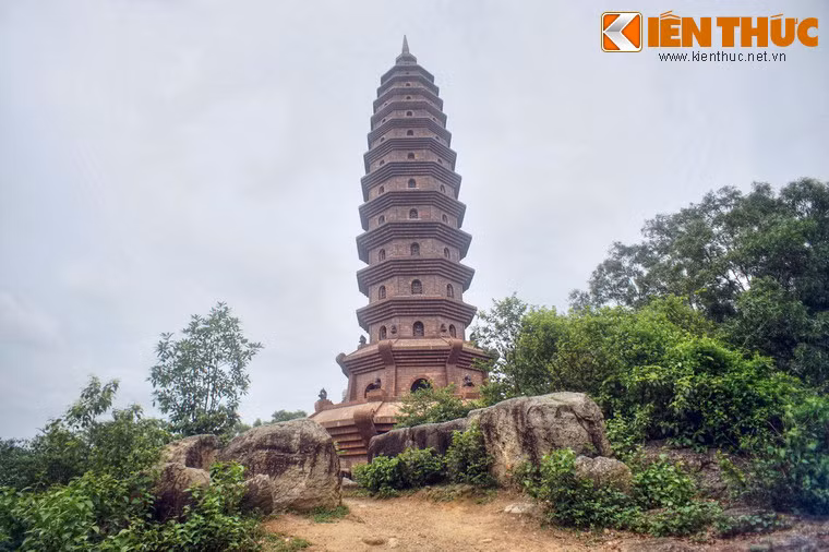 Vào thời Trần, ngôi tháp cổ bị đổ và lộ ra một bức tượng Phật A di đà bằng đá mà đến nay vẫn được lưu giữ. Nền móng tòa tháp cũ đã được khai quật, nằm ngay chính vị trí thờ Tam Bảo ngày nay