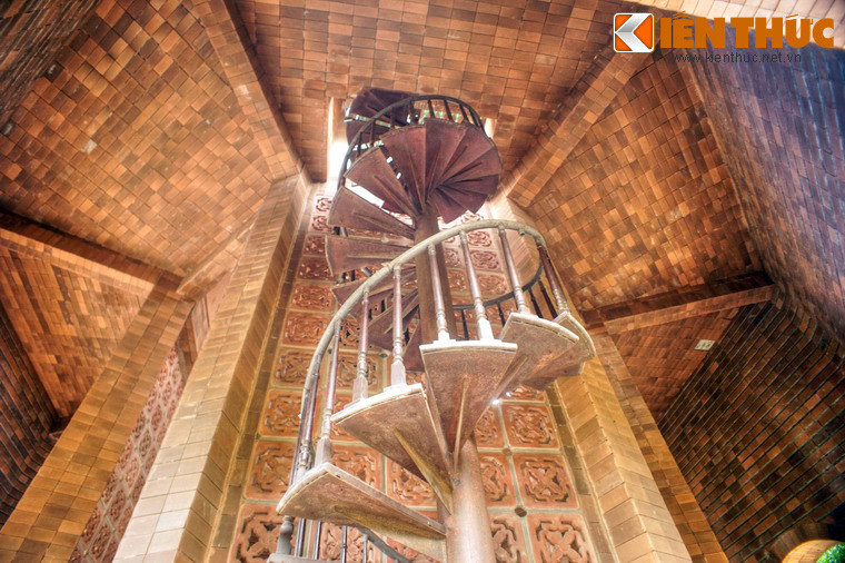 Từ chân tháp có một cầu thang cuốn dẫn lên đỉnh tháp.