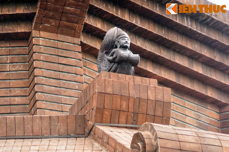 Hai tầng dưới của tháp được trang trí bằng tượng chim thần Garuda, phỏng theo bức tượng Garuda cổ được khai quật tại chùa, hiện lưu giữ ở Bảo tàng Mỹ thuật Việt Nam.