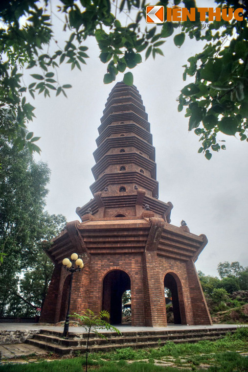 Tòa bảo tháp mới của chùa Phật Tích được xây trên đỉnh núi phía sau chùa. Tháp có 14 tầng, nhỏ dần từ dưới lên trên, chiều cao tương đương tòa tháp được ghi lại trong sử sách.