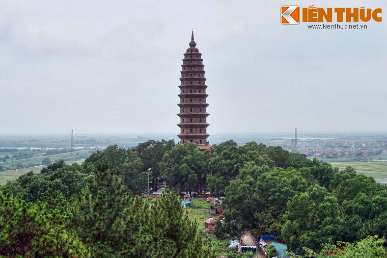 Toàn cảnh tòa bảo tháp nhìn từ tượng Phật A Di Đà khổng lồ nằm cách đó không xa.