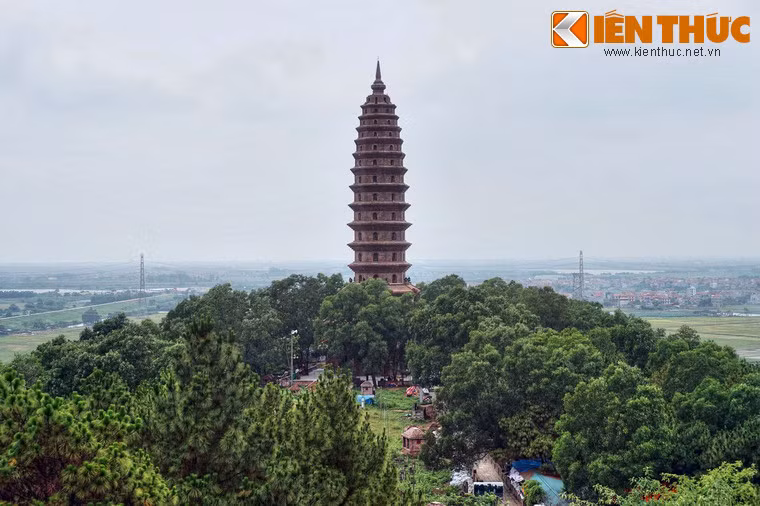 Toàn cảnh tòa bảo tháp nhìn từ tượng Phật A Di Đà khổng lồ nằm cách đó không xa.